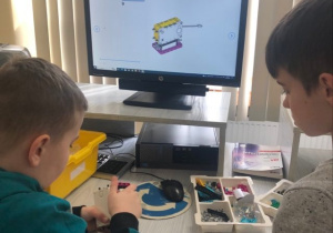 Uczeń buduje z klocków Lego wg instrukcji