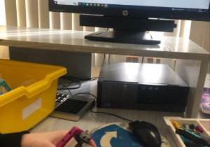 Uczeń buduje z klocków Lego wg instrukcji