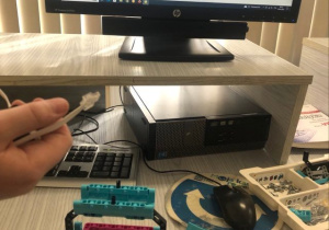 Uczeń buduje z klocków Lego wg instrukcji