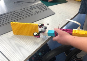 Uczeń buduje z klocków Lego wg instrukcji