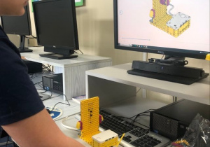 Uczeń buduje z klocków Lego wg instrukcji