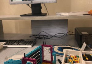 Uczeń buduje z klocków Lego wg instrukcji