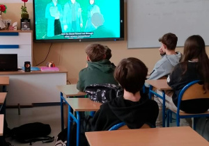 Uczniowie podczas oglądania filmu