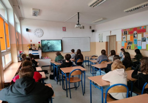 Uczniowie podczas oglądania filmu