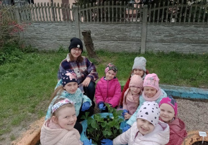 Uczniowie w szkolnym ogródku