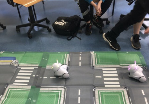 Roboty Photon na planszy ruchu drogowego