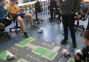 Uczniowie sterują robotami