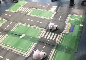 Uczniowie sterują robotami