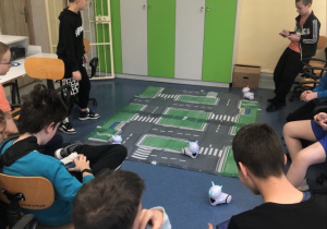 Uczniowie sterują robotami