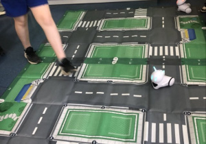 Uczniowie sterują robotami