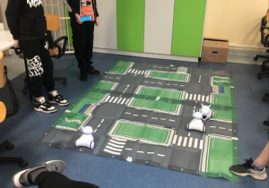 Uczniowie sterują robotami