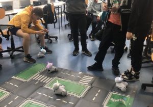 Uczniowie sterują robotami