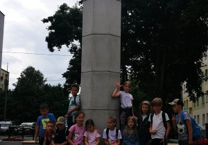 Uczniowie przy pomniku Konstytucji 3 Maja