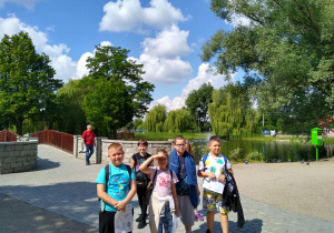 Uczniowie spacerują po parku