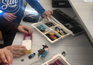 Uczniowie budują z Lego Education według instrukcji