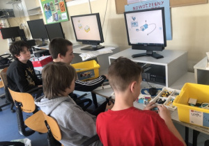 Uczniowie buduje z klocków Lego wg instrukcji