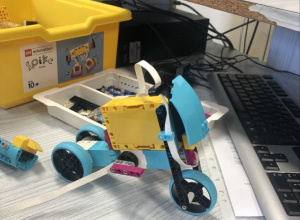 Zbudowany przez ucznia robot z klocków Lego Education Spike