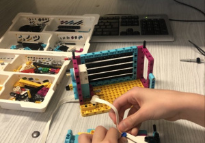 Uczniowie budują roboty wg instrukcji