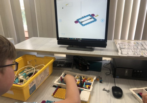 Uczniowie budują roboty wg instrukcji