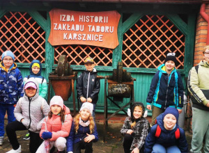 Uczniowie na tle wejścia do Skansenu Lokomotyw i Urządzeń Technicznych w Karsznicach