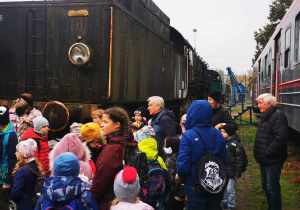 Grupa uczniów przy lokomotywie