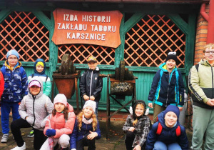 Uczniowie na tle wejścia do Skansenu Lokomotyw i Urządzeń Technicznych w Karsznicach