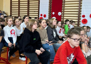 Uczniowie szkoły oglądają występ