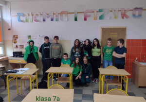 Uczniowie klasy 7a ubrani na zielono