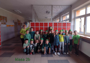 Uczniowie klasy 2b ubrani na zielono