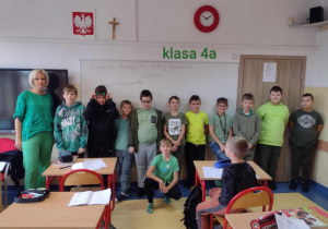 Uczniowie klasy 4a ubrani na zielono