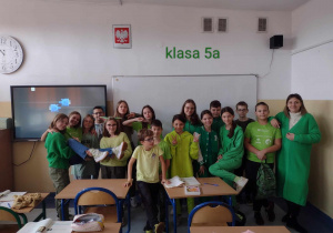 Uczniowie klasy 5a ubrani na zielono