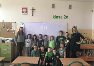 Uczniowie klasy 2a ubrani na zielono
