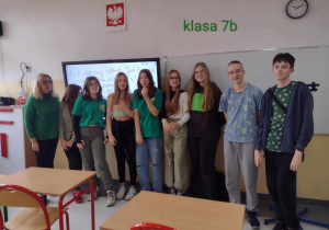 Uczniowie klasy 7b ubrani na zielono