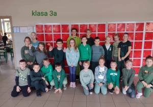 Uczniowie klasy 3a ubrani na zielono