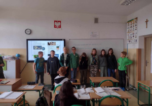 Uczniowie klasy 6a ubrani na zielono