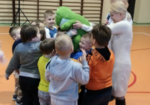 Przyszli uczniowie poznają żabkę Czesię