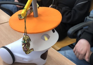 Robot kelner z tacą i cukierkami