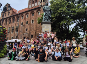 Uczniowie klas drugich i trzecich na wycieczce w Toruniu