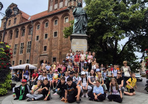 Uczniowie klas drugich i trzecich na wycieczce w Toruniu