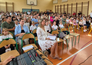 Uczniowie podczas rozpoczęcia roku szkolnego