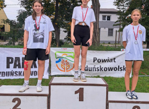 Uczennice z medalami na podium