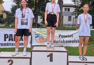 Uczennice z medalami na podium