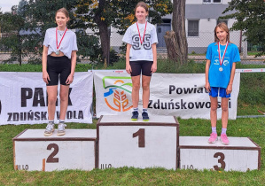 Uczennice z medalami na podium