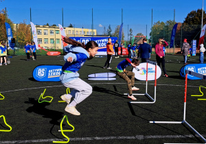 Uczniowie biorący udział w sportowym wydarzeniu