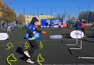 Uczniowie biorący udział w sportowym wydarzeniu