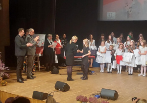 Uczennica odbiera dyplom