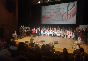 Uczennica odbiera dyplom