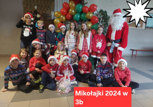 Klasa 3b w przebraniach mikołajkowych