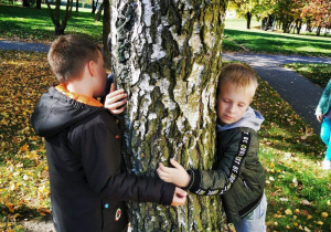 Uczniowie klasy pierwszej obejmują drzewo