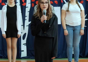 Na zdjęciu uczennica recytuje wiersz.